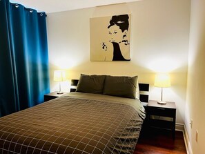 1 bedroom, desk, iron/ironing board, WiFi - Uptown Toronto ! Live | Work | Relax - Home Away From Home | Close to Subway (Toronto)