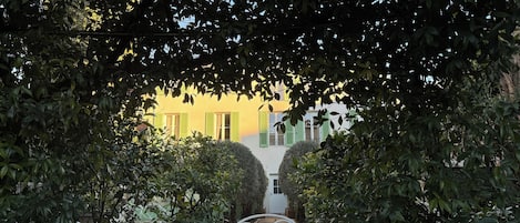 المنطقة المحيطة بالمنشأة