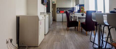 Grand réfrigérateur, micro-ondes