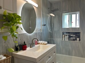 Sèche-cheveux, serviettes fournies, savon, papier toilette