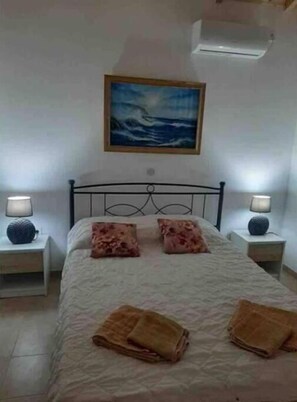 1 dormitori, planxa i posts de planxar, wifi i roba de llit 