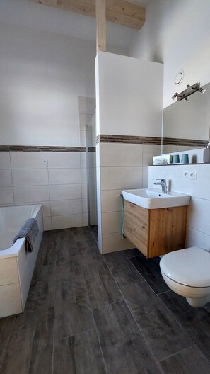 Secadora de cabello, toallas, jabón, papel de baño 