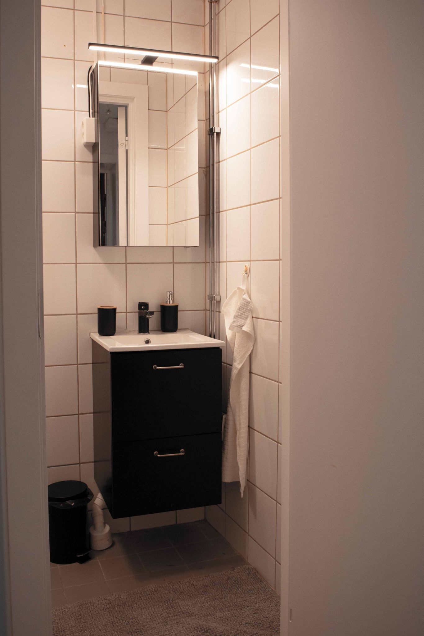 Douche, sèche-cheveux, serviettes fournies, papier toilette