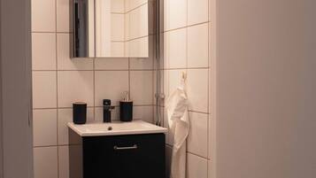 Douche, sĂšche-cheveux, serviettes fournies, papier toilette