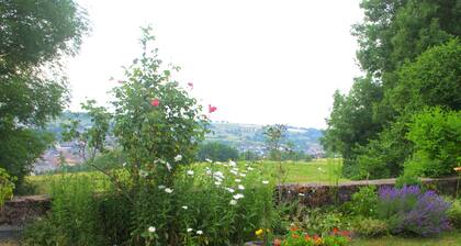 Renovated 1920s house, 15 minutes' walk from town center, quiet location.