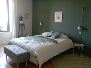 4 bedrooms, iron/ironing board, free WiFi, bed sheets - Renovated 1920s house, 15 minutes' walk from town center, quiet location. (Aurillac)