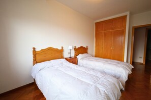 4 slaapkamers, een strijkplank/strijkijzer, gratis wifi, beddengoed