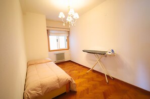 4 室のベッドルーム、アイロン / アイロン台、WiFi (無料)、ベッドシーツ