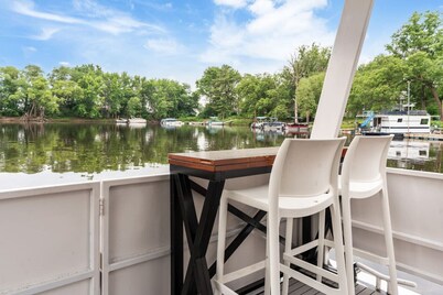 b3 FIVE7 Yacht - 2 bedroom