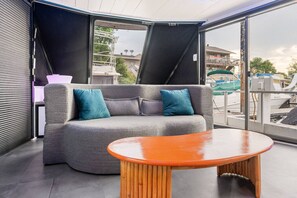 Smart TV, chimenea y estéreo