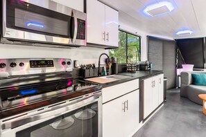 Refrigerador, microondas, horno y parrilla de estufa