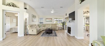 Golf Cart-close 2 Squares!-Pool access -Free Wifi-All Amenities-Shopping galore!