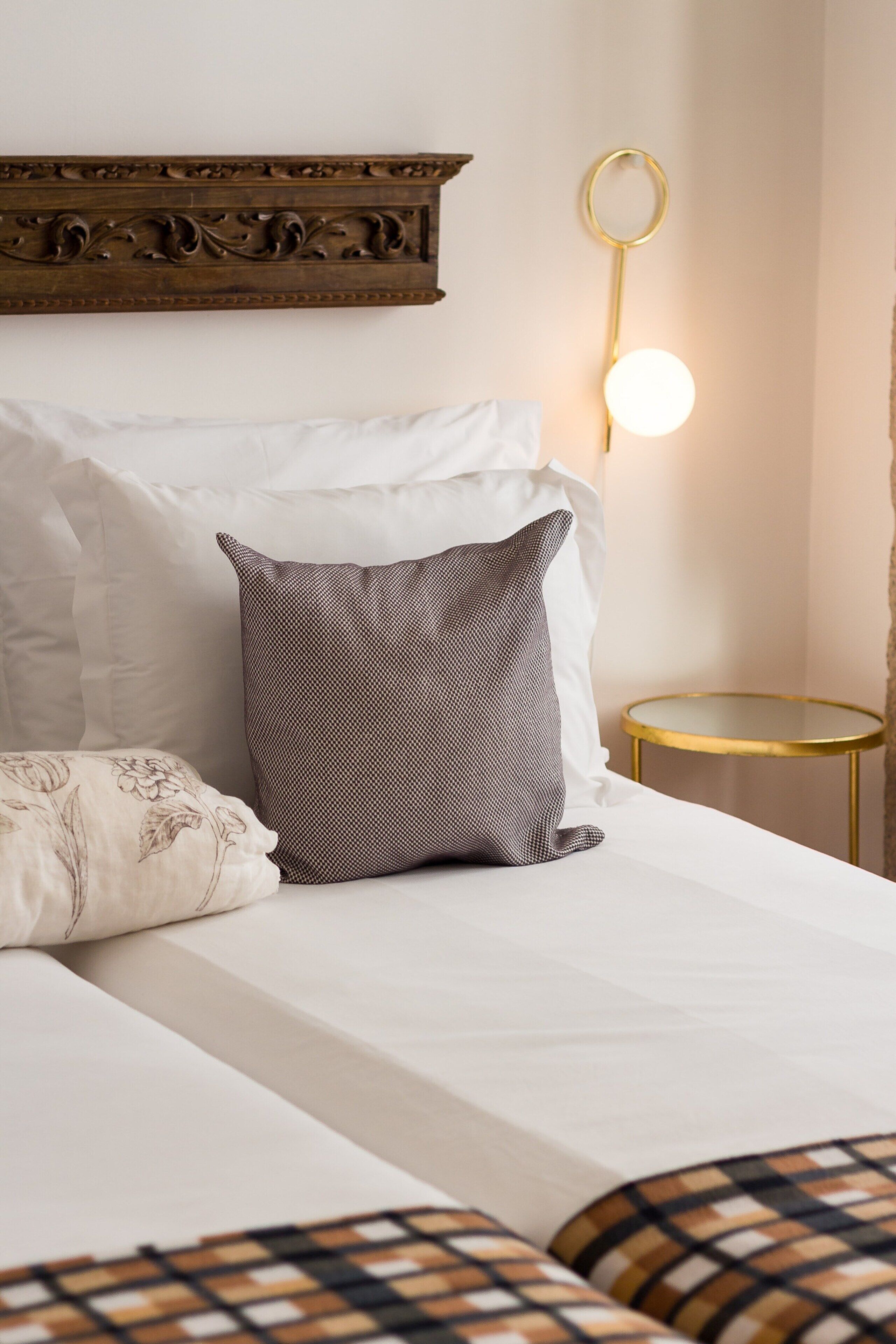 1 habitación y tabla de planchar con plancha 