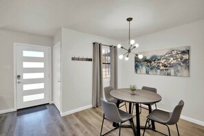 Dining - Peppercorn Blue in Taylor TX (Taylor)