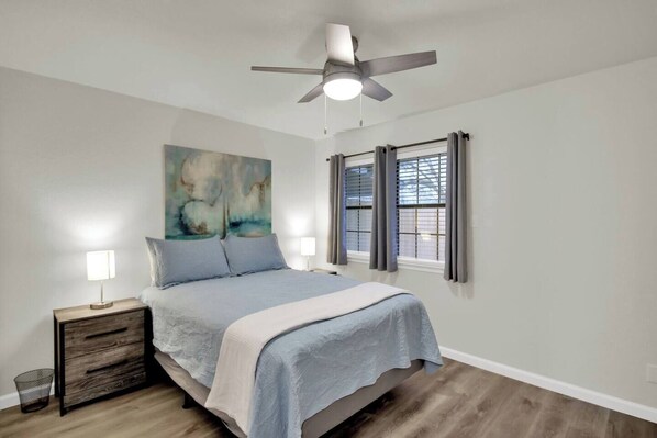 2 عدّة غرف نوم ومكواة/لوح كي وواي فاي وملاءات أسرّة