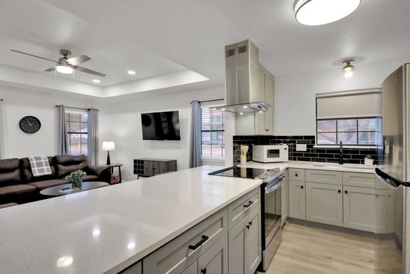 Refrigerador, microondas, horno, placa de cocina