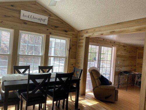 Charming 2-bedroom home, sleeps 6, near Hickory Star Marina. Boat parking