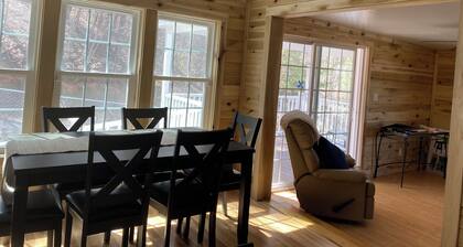 Charming 2-bedroom home, sleeps 6, near Hickory Star Marina. Boat parking