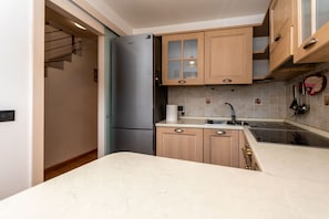 Fridge, oven, coffee/tea maker, electric kettle