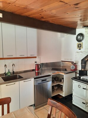 Køleskab, mikrobølgeovn, ovn, kogeplade
