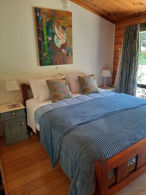 4 bedrooms, in-room safe, desk, iron/ironing board - Akatarawa Valley Retreat (Upper Hutt)