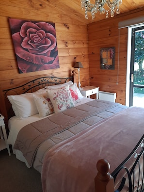 4 chambres, coffre-fort, bureau, fer et planche à repasser