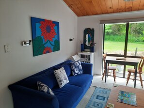 Smart TV, fireplace, computer monitors - Akatarawa Valley Retreat (Upper Hutt)