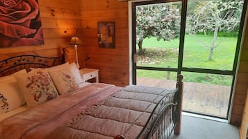4 bedrooms, in-room safe, desk, iron/ironing board