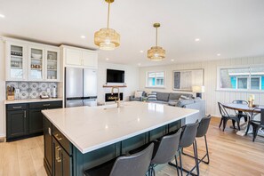 Interior - Lakefront 3-bedroom cottage on Sand Point with AC, WiFi, King bed, Firepit (Pigeon)