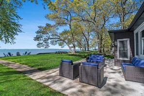 Terrace/patio - Lakefront 3-bedroom cottage on Sand Point with AC, WiFi, King bed, Firepit (Pigeon)