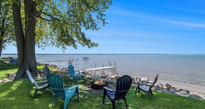 Lakefront 3-bedroom cottage on Sand Point with AC, WiFi, King bed, Firepit