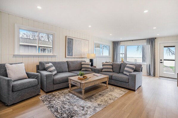 Smart TV, fireplace, books - Lakefront 3-bedroom cottage on Sand Point with AC, WiFi, King bed, Firepit (Pigeon)