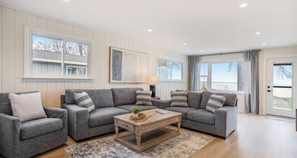 Lakefront 3-bedroom cottage on Sand Point with AC, WiFi, King bed, Firepit