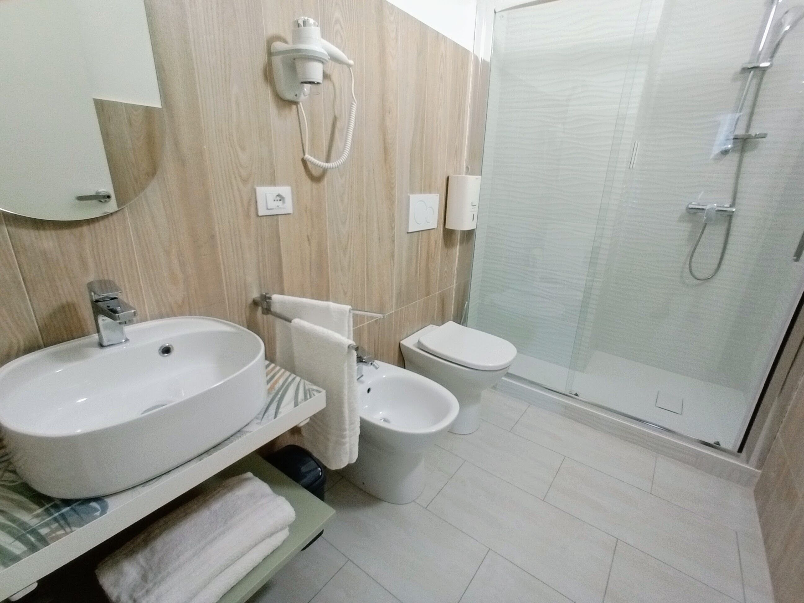 Doppel- oder Zweibettzimmer, eigenes Bad, Stadtblick | Badezimmer | Dusche, Regendusche, kostenlose Toilettenartikel, Haartrockner