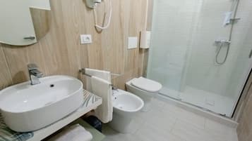 Doppel- oder Zweibettzimmer, eigenes Bad, Stadtblick | Badezimmer | Dusche, Regendusche, kostenlose Toilettenartikel, Haartrockner
