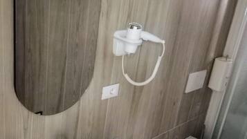 Un bagno con uno specchio grande, un lavandino, un bidet e un water.