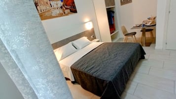 Minibar con artículos gratuitos, escritorio, wifi gratis y ropa de cama