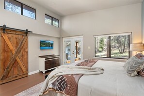 3 quartos, escrivaninha, ferros/tábuas de passar roupa