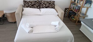 2 bedrooms, in-room safe, desk, iron/ironing board - Όμορφη και άνετη κατοικία με εκπληκτικό ηλιοβασίλεμα και εξοπλισμένη κουζίνα. (paros)