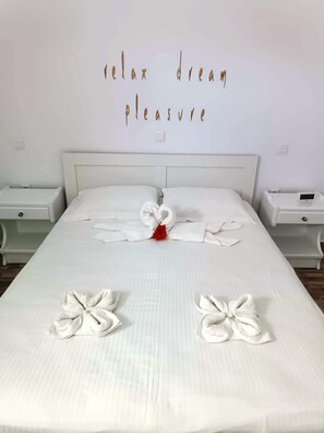 2 bedrooms, in-room safe, desk, iron/ironing board - Όμορφη και άνετη κατοικία με εκπληκτικό ηλιοβασίλεμα και εξοπλισμένη κουζίνα. (paros)