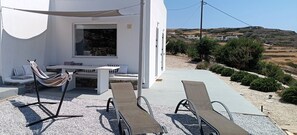 Outdoor dining - Όμορφη και άνετη κατοικία με εκπληκτικό ηλιοβασίλεμα και εξοπλισμένη κουζίνα. (paros)