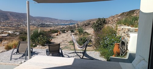 Όμορφη και άνετη κατοικία με εκπληκτικό ηλιοβασίλεμα και εξοπλισμένη κουζίνα.