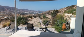 Όμορφη και άνετη κατοικία με εκπληκτικό ηλιοβασίλεμα και εξοπλισμένη κουζίνα.