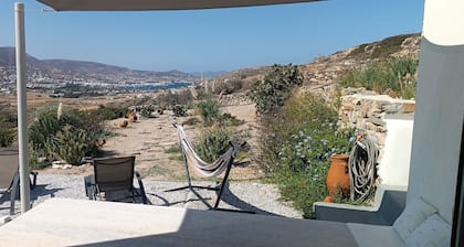 Όμορφη και άνετη κατοικία με εκπληκτικό ηλιοβασίλεμα και εξοπλισμένη κουζίνα.