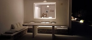 Outdoor dining - Όμορφη και άνετη κατοικία με εκπληκτικό ηλιοβασίλεμα και εξοπλισμένη κουζίνα. (paros)