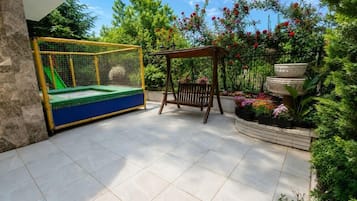 Children’s play area – outdoor