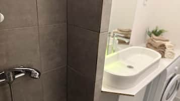 Dusche, Haartrockner, HandtĂŒcher, Seife