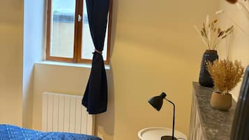1 slaapkamer, een strijkplank/strijkijzer, reisbedje, gratis wifi