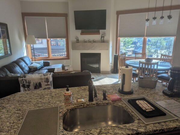 Una Smart TV, una chimenea