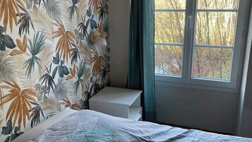 2 dormitoris, un bressol de viatge i roba de llit